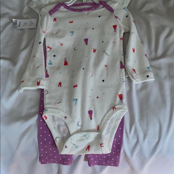 Carters 3 piece set - Picture 3 of 3